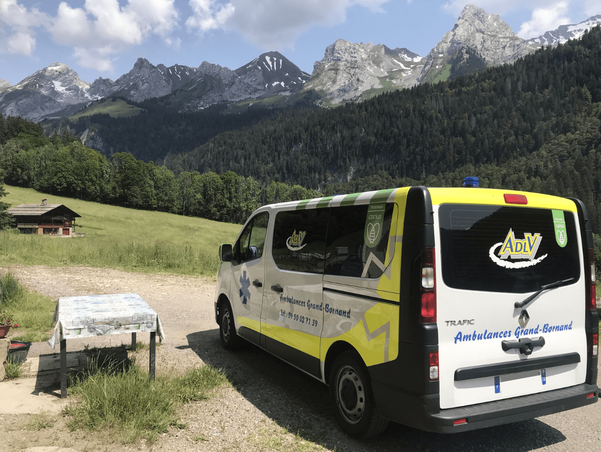 Ambulance garée face aux montagnes du Grand-Bornand