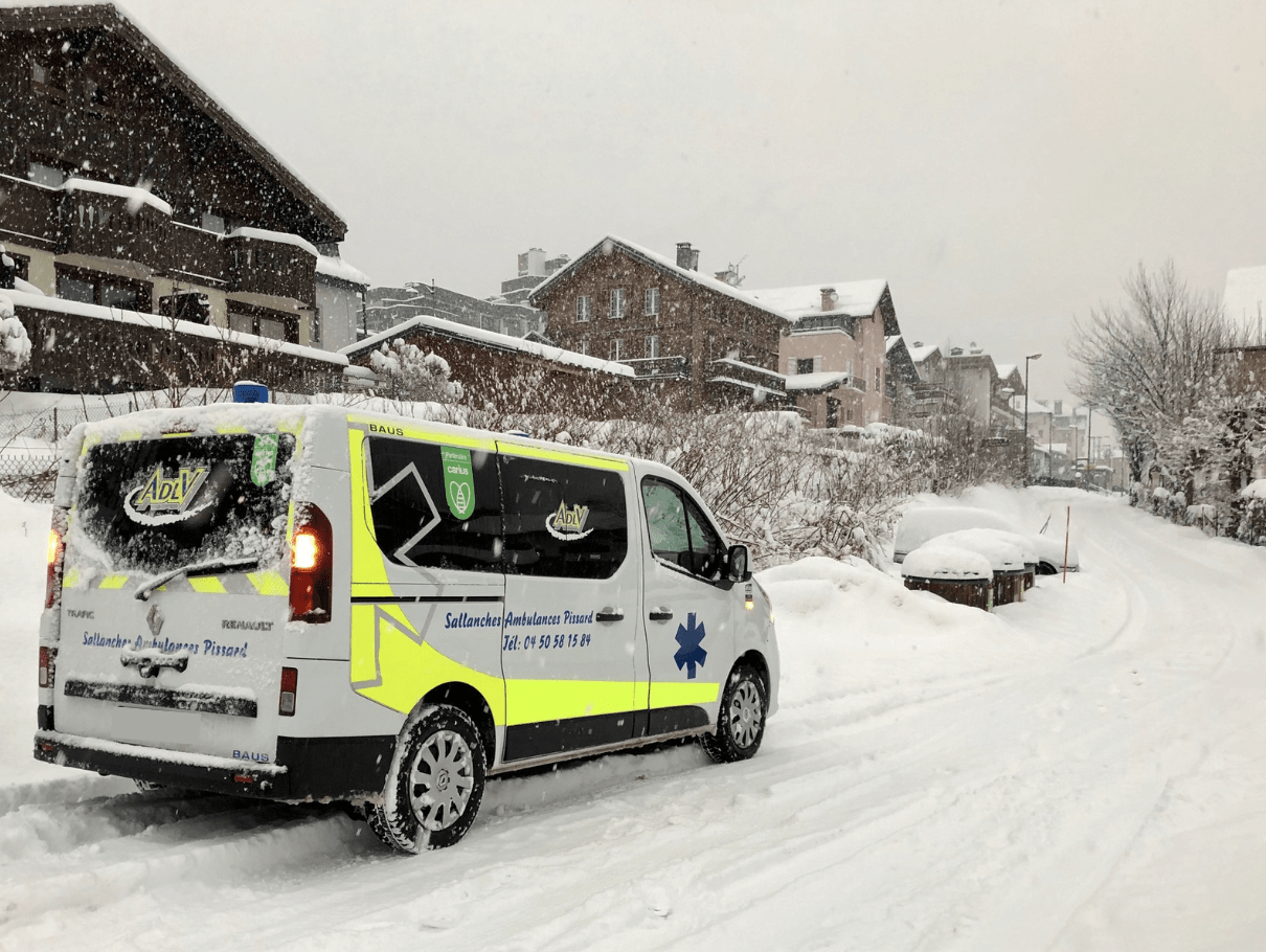 Ambulance garée dans une rue de Chamonix enneigée