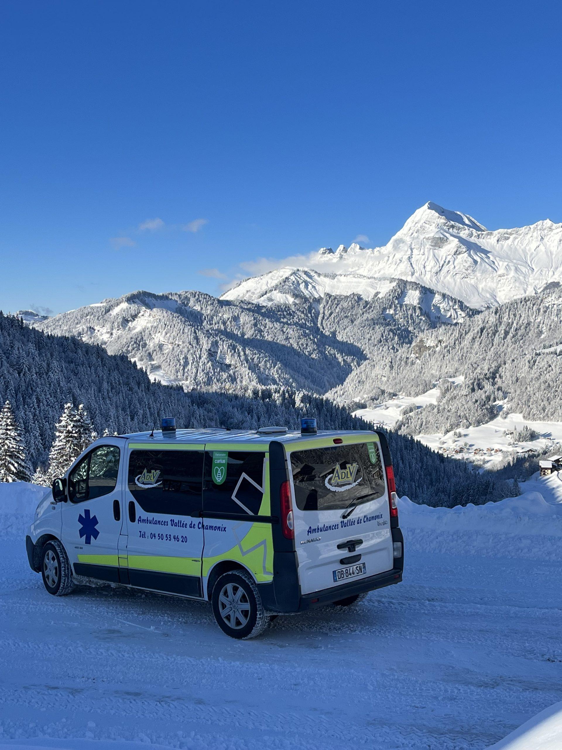 ambulance face à une chaine de montagne enneigée