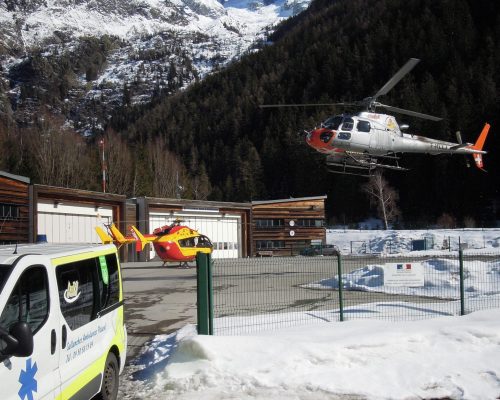 ambulance garée à la DZ de chamonix