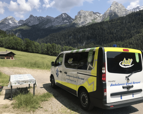 Ambulance garée face aux montagnes du Grand-Bornand