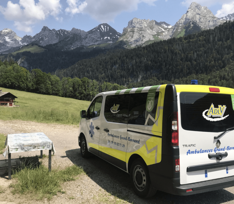 Ambulance garée face aux montagnes du Grand-Bornand