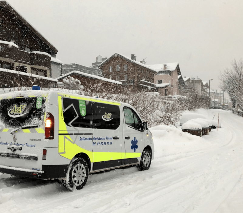 Ambulance garée dans une rue de Chamonix enneigée