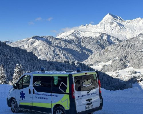 ambulance face à une chaine de montagne enneigée